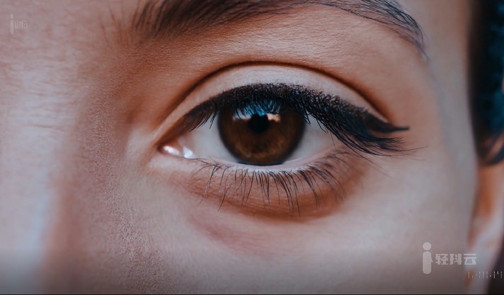 OpenAI文生短视频模型Sora生成的视频12-closeup-of-womans-eye女性眼睛特写